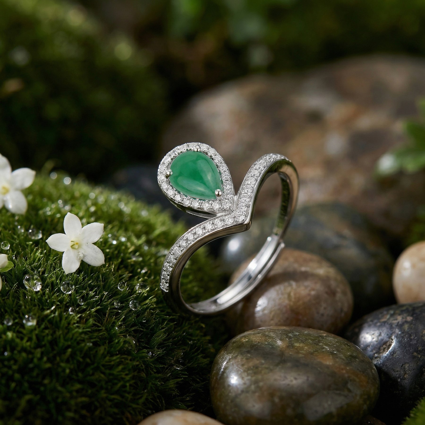 Pear-Shaped Emerald Halo Ring – emerald ring, side detail