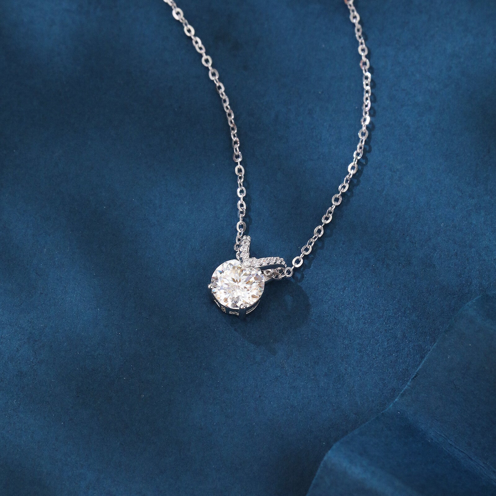 Solitaire Moissanite V-Chain Necklace – moissanite necklace, side detail